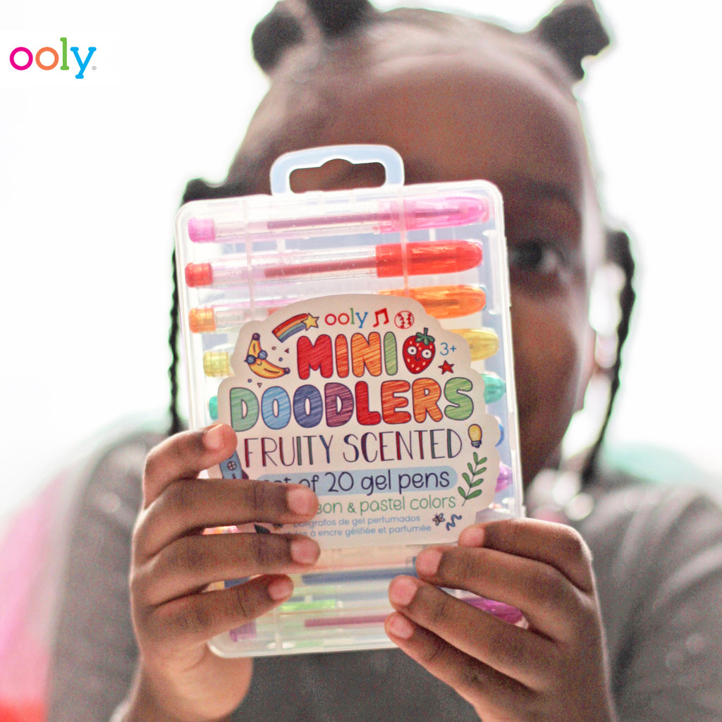 Mini fruity scented doodle markers with delicious fruit fragrances for creative art projects