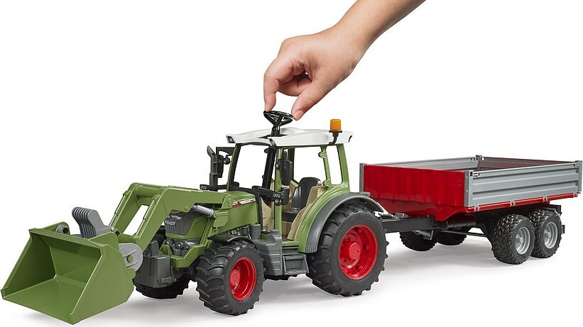 Fendt Vario 211 with Frontloader and Tipping Trailer