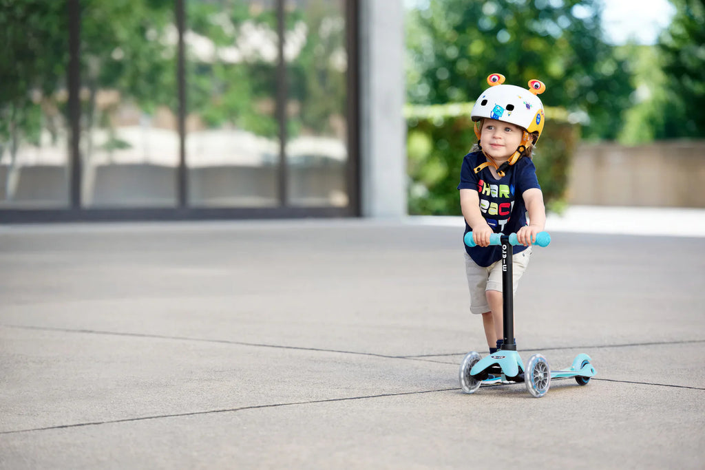 Micro Mini2Grow LED Scooter Blue with LED wheels and adjustable features